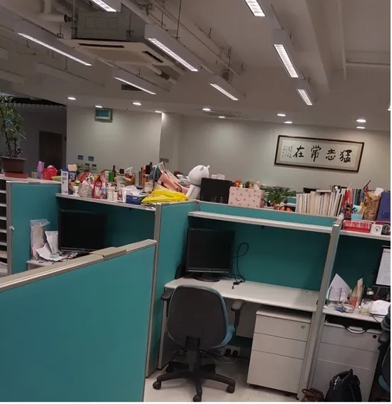 图 1. 丁雨淋工位视角,头顶"上善若水",对面"猛志常在"