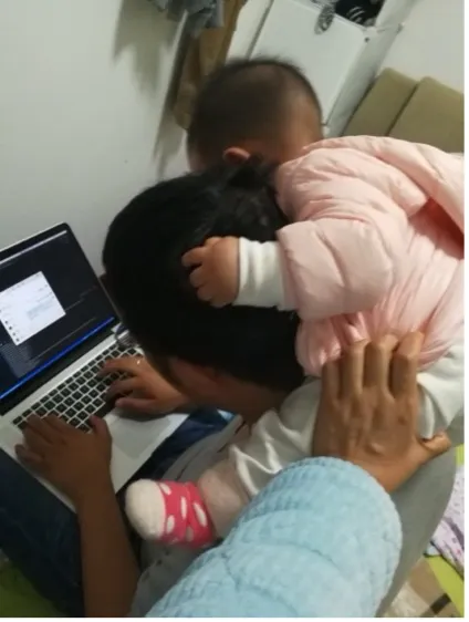 图 2. (a) 0岁的胡若水在爸爸头上视察工作
