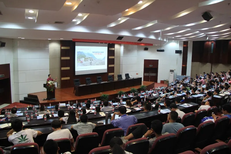 朱庆教授在全国测绘地理信息青年学者论坛做特邀学术报告