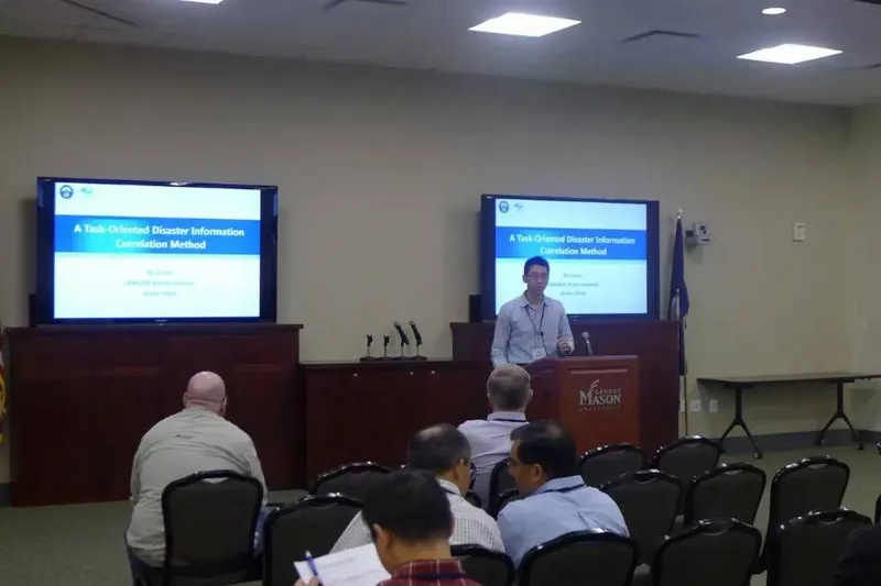 仇林遥参加会议