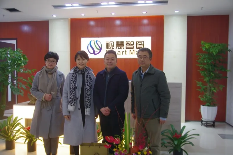 唐华区长来视慧智图公司看望慰问朱庆教授