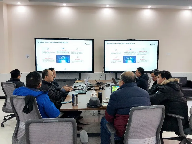 国汽（北京）智能网联汽车研究院有限公司廖继伟技术总监一行到访实验室