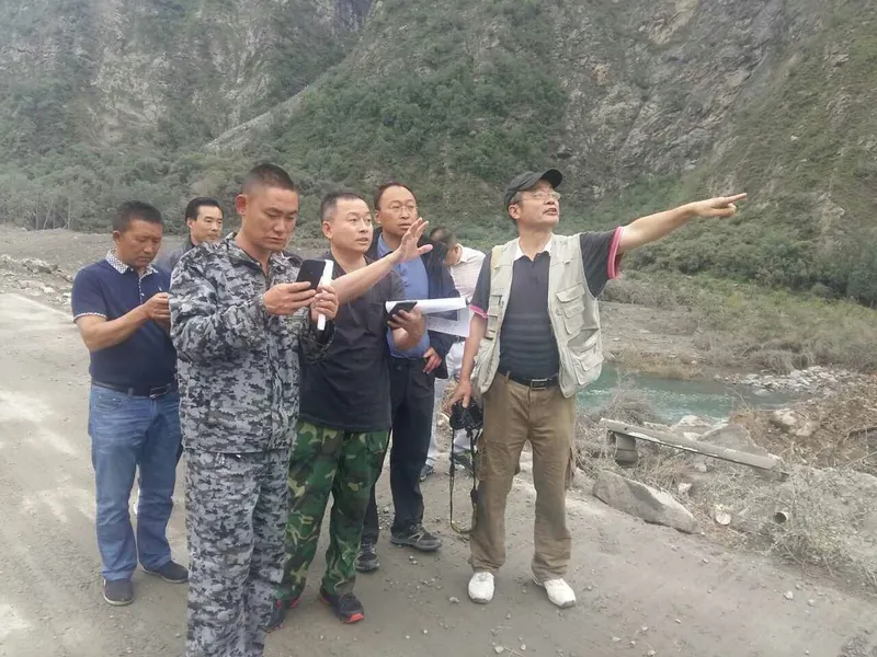 朱庆教授率专家调查组赴茂县特大山体滑坡灾害现场实地调查