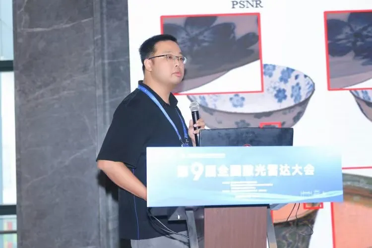 图2 胡翰教授作报告