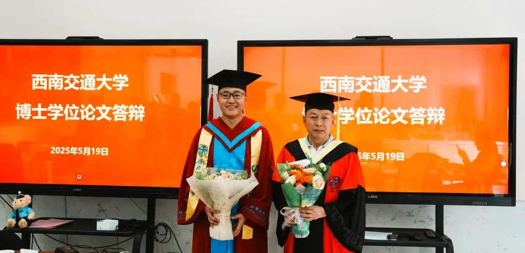 郭永欣博士与导师朱庆教授